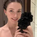 Élégant collier trèfle doré avec insert noir et pince à cheveux fleur en tissu noir - Pince à cheveux noire