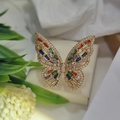 Dettaglio di un anello a farfalla dorato con gemme multicolore e zirconi brillanti - Colore Oro Zirconia Multicolore