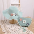 Détail du chapeau de paille vert menthe et du sac assorti avec fleurs et perles - Chapeau Bleu + Sac