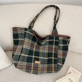 Borsa shopping in lana scozzese verde e blu con motivo vintage e toppa in pelle marrone - Verde