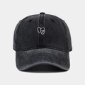 Primer plano de bordado de corazón blanco en gorra de béisbol negra lavada vintage - Ajustable / Negro