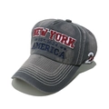 Dettaglio cappello baseball grigio lavato con ricamo New York e cuciture bianche a vista - M(56-58cm) / Grigio