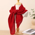Foulard quadrato rosso a pieghe in finto cotone e lino 90x90cm su un manichino - Bordeaux