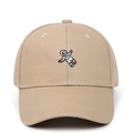 Dettaglio del ricamo dell'astronauta su un cappellino da baseball in cotone kaki - Regolabile / Cachi