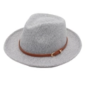Détail du chapeau Fedora gris avec bande en cuir marron et boucle en métal doré - Taille Unique (Avec Ceinture Jaune) / Gris Clair (Bord Roulé Cœur)