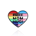 Spilla smaltata Free Mom Hugs a forma di cuore con colori dell'arcobaleno e bandiera trans - Spilla a Cuore Cucita
