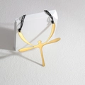 Collier libellule minimaliste avec pendentif doré et cordon noir sur support blanc - Doré