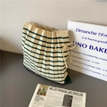 Détail du sac cabas en tricot rayé avec texture plissée et nœud papillon vert décoratif - Rayures Beige Vert