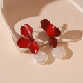 Detail der roten Blütenblätter und Barockperle auf eleganten Ohrring mit weichem Schatten - Rote Süßwasserperle Blume Hängeohrringe (925 Silber Nadel)