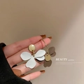 Asymmetrische Blumenohrringe mit mattweißen und braunen Blüten an goldenen Ringen - Silberner Ohrstecker - Kaffee