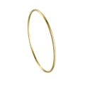 Makroaufnahme des 2 mm schmalen goldenen Armreifs mit polierter Edelstahloberfläche - Gold