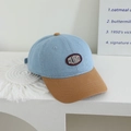 Dettaglio cappellino bimbo con corona in denim, visiera marrone e ricamo - 52cm (2-5 Anni Regolabile) / Azzurro e Marrone