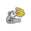 Pin's en émail humoristique opossum blanc avec texte shut et geste de la main - Style Opossum Dessin Animé Bouche Fermée (QHXZ3322)