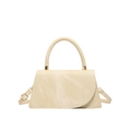 Elegante borsa crema testurizzata con dettagli dorati e patta asimmetrica in studio - Beige
