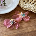 Detalle de pendientes de flores de gasa rosa con cuentas de colores sobre fondo de madera - Cuentas de Colores (Poste Plata) / Burdeos