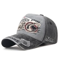 Cappello da baseball vintage lavato con ricamo squalo grigio sfumato e dettagli invecchiati - Fronte Grigio Corpo Nero