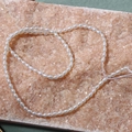 Hochglänzende 4mm Süßwasserperlen auf rosa Stein für handgefertigten Schmuck - Süßwasserperle