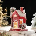 Chalet de Noël lumineux en bois avec toit rouge, pommes de pin et neige, taille 24x14x34cm - Maison de Noël en bois Style J
