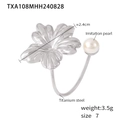 Eleganter Silberring aus Titanstahl mit Blumenform und Perlenbesatz im Design - Perlenimitation Blume Offener Ring (TXA108) / Silber