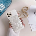 Dettaglio custodia iPhone in pelle bianca trapuntata con catena dorata e tasca porta carte - Bianco / iPhone13 PRO