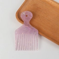 Peigne à dents larges violet marbré avec finition nacrée posé sur plateau en bois - Style Marbre Rose Violet (C22-1-1)