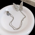 Spilla a farfalla vintage argento con perla grigia e catene a doppio strato eleganti - Spilla a Catena con Farfalla e Perla Texturizzata (Colore Argento)