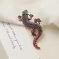 Dettaglio spilla a forma di lucertola vintage con strass rosa e occhi verde smeraldo - Lucertola Rosa
