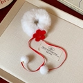 Chouchou en peluche blanche avec fleur en tissu rouge et rubans suspendus à pompons - 41# Elastique-Fleur en Peluche-Blanc/Rouge