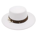 Dettaglio cappello in feltro bianco con fascia leopardata e decorazioni in perle chic - Bianco