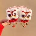 Dettaglio di fermagli per capelli a leone cinese con peluche e campanellini dorati - Molletta a becco d'anatra - Bianco e Rosso - Con campanello (Pezzo singolo)