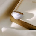 Macro di anello largo minimalista con finitura perlata lavanda su scatola regalo - Bianco Argento (Trama Marmo)
