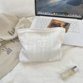 Détail de la trousse de maquillage en dentelle blanche avec broderie cœur et nœud élégant - Blanc
