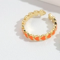 Verstellbarer goldener Ring mit orangefarbenem Emaille-Herz im minimalistischen Retro-Stil - Orange