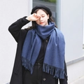 Thick blue wool scarf with tassel fringe worn by a model against a wall background - Plush Style / 200x70cm / Blue Denim
