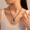 Détail du pendentif cœur en métal liquide argenté sur cordon noir porté par un mannequin - 2# Collier de Chandail Irrégulier en Métal Argenté