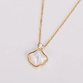 Detalle de un collar dorado con colgante hexagonal de nácar blanco y circonita brillante incrustada - Dorado