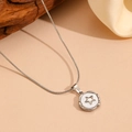Detalle de cadena de serpiente de acero plateado con colgante redondo de estrella - Collar de Estrella Color Acero (H715)