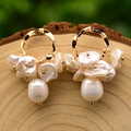 Boucles d'oreilles perles baroques avec finition or champagne sur fond en bois - Créoles baroques effet ondulation