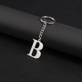 Schlüsselanhänger aus Edelstahl mit Buchstabe B auf schwarzem Lederhintergrund - Buchstabe B