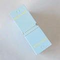 Detailansicht hellblauer Schmuck-Displaykarten mit gelbem Handmade-Schriftzug - 5*14cm / Blau