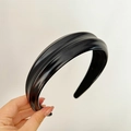 Cerchietto nero largo imbottito con finitura lucida per un look dai volumi elevati - Nero