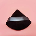 Weiche schwarze Samt-Puderquaste in Dreiecksform mit grauem Satinband für das Make-up - Schwarz