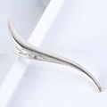Vista lateral de la pinza de pelo de metal plateado de 13,2 cm en forma de S en bandeja - Plateado
