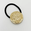 Minimalist black elastic hair tie featuring a golden round metal buckle with embossed lines - Matte Gold - Linear Round
