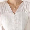 Elegante collar dorado con un colgante de mini bolso e incrustación de nácar blanco - Collar Dorado (40+5cm)