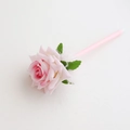 Creatieve roze kunstmatige rozenbalpen met zijden bloemblaadjes en delicate groene bladeren - Lichtroze
