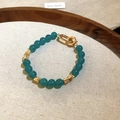 Pulsera de cuentas de piedra natural verde azulado con detalles dorados y cierre - Pieza Única / Azul