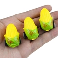 Tre mini auto di mais a frizione in mano che mostrano dimensioni e texture reali - Mini Macchinina a Retrocarica Mais