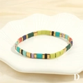 Dettaglio del bracciale bohémien in smalto colorato con cordino elastico su vassoio - Rosso Verde Multicolore-D