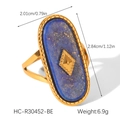 Detail eines Vintage-Rings aus 18K Gold mit ovalem blauem Stein und Metalleinlage - Blauer Lapis-Stil (HC-R30452-BE)